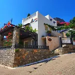 One Private With Stunning Full Sea View, Shared Pool And Ac *